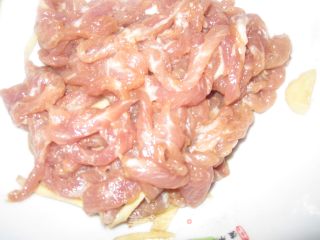 【飞禽走兽】翠枝炒肉丝的做法步骤：1