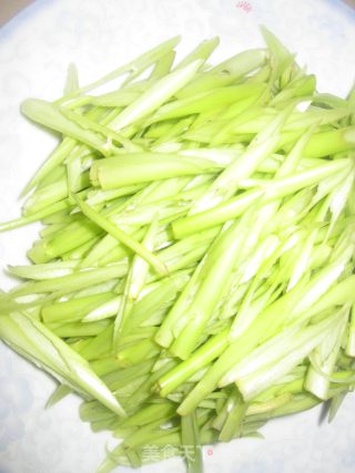 【飞禽走兽】翠枝炒肉丝的做法步骤：2
