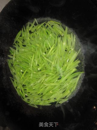 【飞禽走兽】翠枝炒肉丝的做法步骤：3