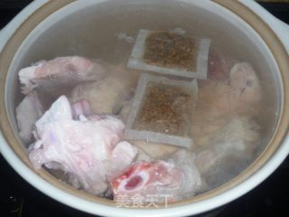 玉米大骨汤的做法步骤：2