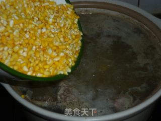 玉米大骨汤的做法步骤：4