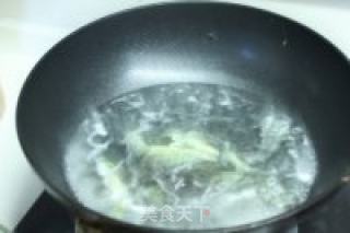 抗衰老美容美食 ----  三色牛蛙皮的做法步骤：2