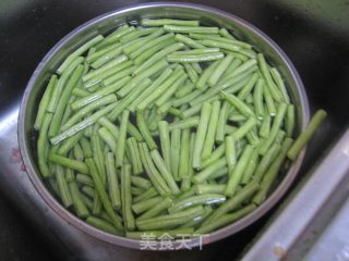 【飞禽走兽篇】——豆角烧鸭的做法步骤：2