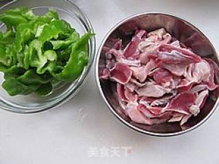 青椒炒鸡胗的做法步骤：1