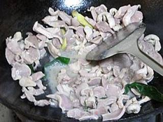 青椒炒鸡胗的做法步骤：4