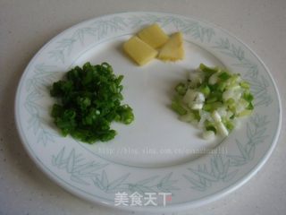 红烧鲫鱼的做法步骤：2