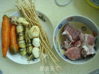 养生汤煲：竹蔗茅根胡萝卜汤的做法步骤：1