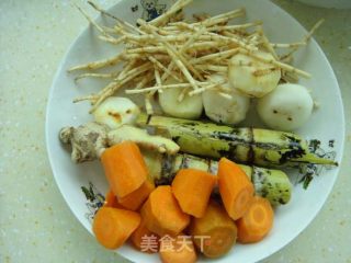 养生汤煲：竹蔗茅根胡萝卜汤的做法步骤：2