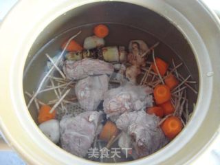 养生汤煲：竹蔗茅根胡萝卜汤的做法步骤：5