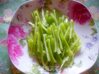 香辣鸡丝的做法步骤：1