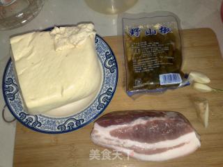 五花肉炖豆腐的做法步骤：1