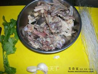 别浪费吃剩的鸡骨一样美味@@鸡骨冬粉汤的做法步骤：1