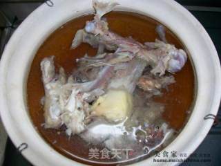 别浪费吃剩的鸡骨一样美味@@鸡骨冬粉汤的做法步骤：2