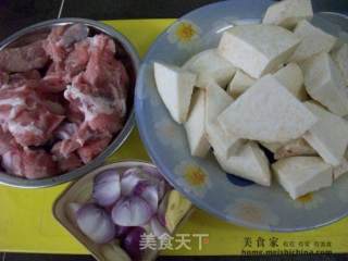 家常菜肴@@芋头烧排骨的做法步骤：1