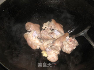 花生炖猪手的做法步骤：3