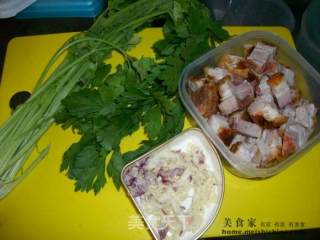 家常菜肴@@最简单的芹菜炒烧肉的做法步骤：1