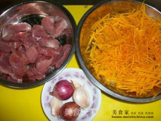 家常菜肴@@小时候的味道~~南瓜炒肉片的做法步骤：1