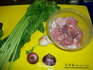 家常菜肴@@芹菜炒肉的做法步骤：1