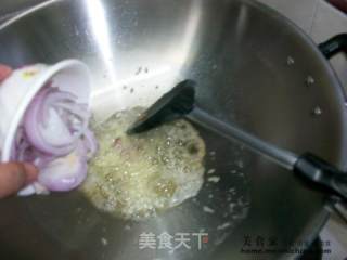 家常菜肴@@洋葱腊肠炒蛋的做法步骤：2