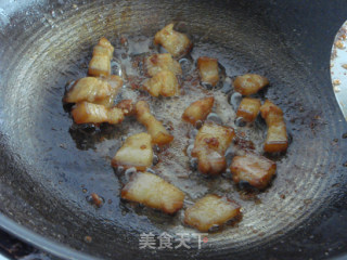 苦瓜洋葱炒五花肉的做法步骤：2