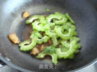 苦瓜洋葱炒五花肉的做法步骤：4