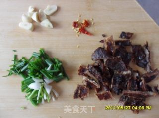 家常菜——炒茭白的做法步骤：2