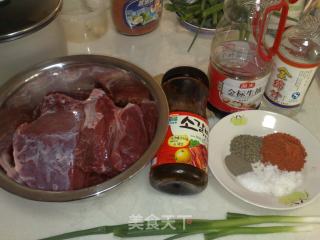 煎牛肉的做法步骤：1