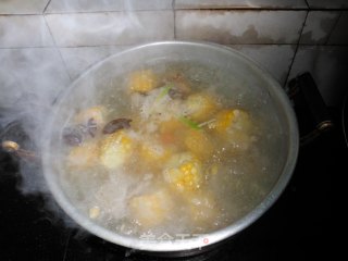 玉米排骨汤的做法步骤：3