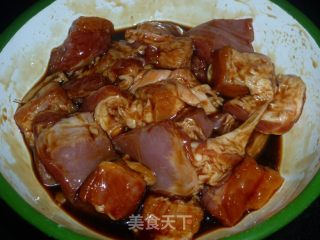 经典咸味粽——蛋黄肉粽的做法步骤：2