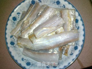 东北菜炸带鱼的做法步骤：1