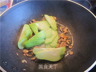 虾米炒合掌瓜的做法步骤：4