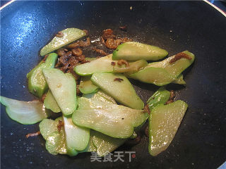 虾米炒合掌瓜的做法步骤：5