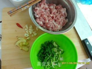 荤菜——鱼香肉丝的做法步骤：1