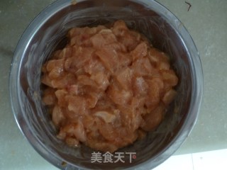 宫保鸡丁的做法步骤：1