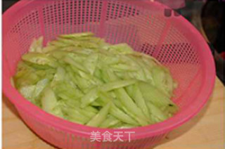 黄瓜炒虾仁的做法步骤：2