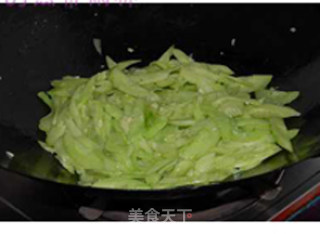 黄瓜炒虾仁的做法步骤：5
