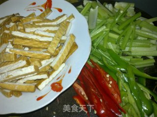 芹菜炒香干的做法步骤：1