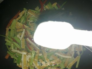 芹菜炒香干的做法步骤：6