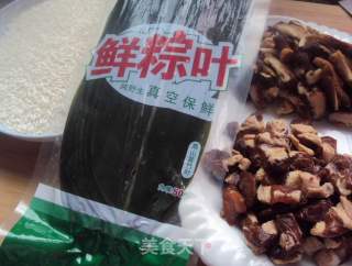 香菇咸肉粽的做法步骤：1