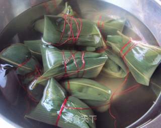 香菇咸肉粽的做法步骤：7