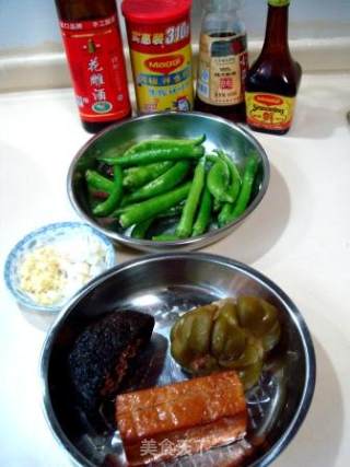香干尖椒炒酱菜的做法步骤：1