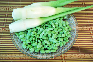 初夏时令家常菜—茭白炒毛豆籽的做法步骤：1