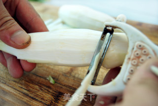 初夏时令家常菜—茭白炒毛豆籽的做法步骤：2