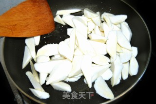 初夏时令家常菜—茭白炒毛豆籽的做法步骤：9