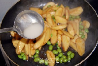 初夏时令家常菜—茭白炒毛豆籽的做法步骤：13