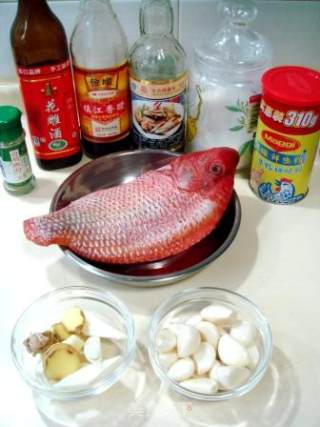 家常蒜子烧鱼块的做法步骤：1