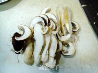 松茸培根炒意面的做法步骤：2