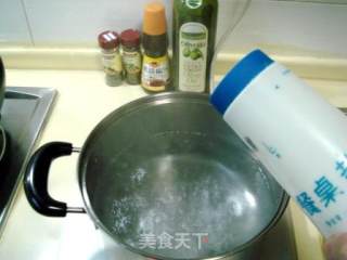 松茸培根炒意面的做法步骤：4