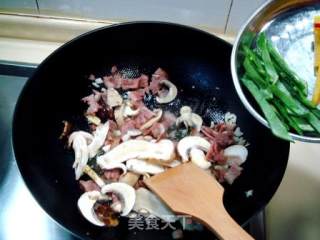 松茸培根炒意面的做法步骤：7