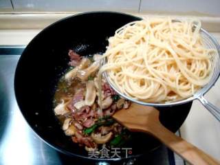 松茸培根炒意面的做法步骤：10